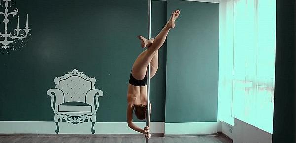 Yanna mega sexy naked gymnast spreading legs